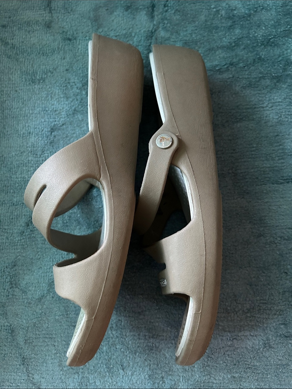 CROCS Women's Tan Strappy Slide Sandals with Cream Footbed size 10 - Picture 2 of 4